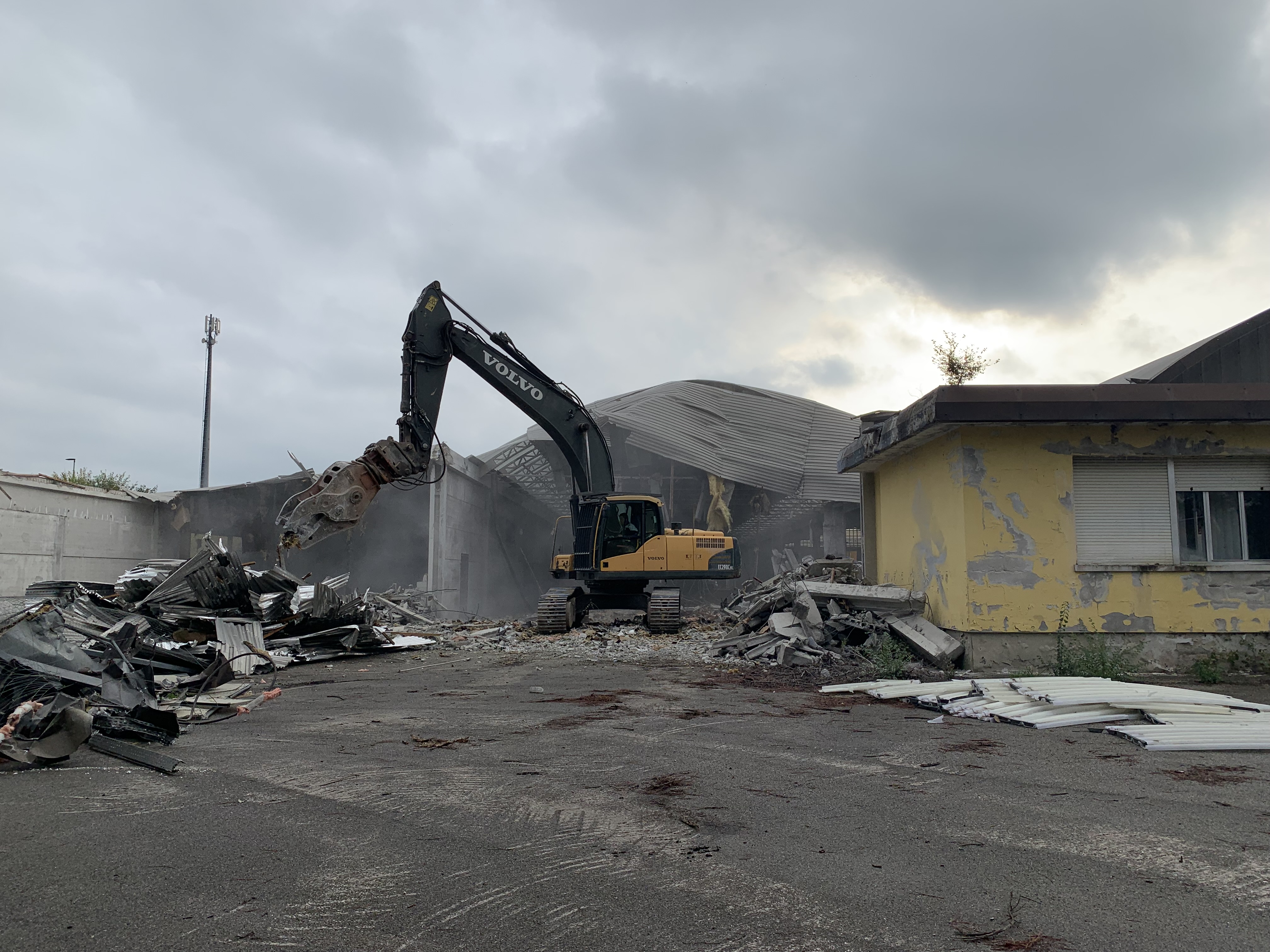 sono iniziati i lavori di demolizione dell'immobile zona industriale di Gorizia